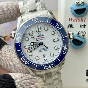 Alternative view of OR Factory is set to launch a new chapter in re-creating legendary timepieces. This cutting-edge Omega Seamaster 300M series watch is crafted from imported 316L stainless steel, featuring a bezel made of Korean high-density ceramic adorned with white enamel diving scales.The dial, also crafted from polished ceramic, features laser-engraved wave patterns. The 42mm case boasts a finely brushed finish. ⚠️ The steel bracelet undergoes meticulous hand-polishing, grain by grain. As the first on the market to achieve authenticity, it features chamfered edges on the back, enabling interchangeability with genuine bracelets. The fluoro-rubber strap offers a smooth, substantial feel, and the lugs are compatible with both steel and rubber straps.⚠️ The sapphire crystal is produced using the Verneuil process (also known as flame fusion). With a Mohs hardness rating of 9, it ensures exceptional clarity at all times. ⚠️ Powered by an exclusively developed and customized replica 8800 integrated movement, tested for months to ensure stable quality.      Forged through adversity, crafted with dedication—dedicated to watch enthusiasts.          OR